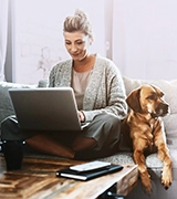 Femme avec chien de compagnie